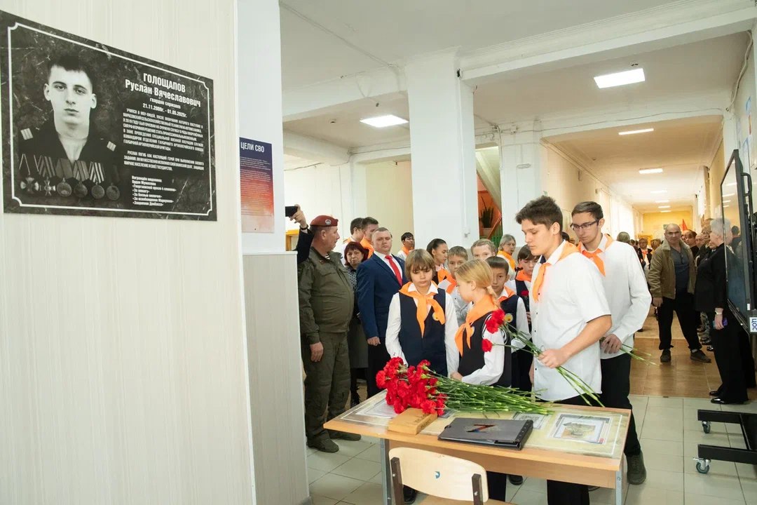 «Стал настоящим воином»: в лицее Маркса ученикам поставили парту имени героя СВО